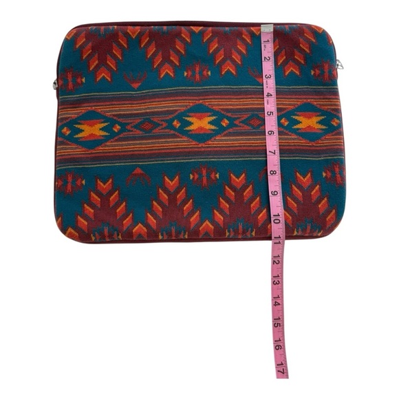 TNA | Aritzia Aztec Print Lined Tablet & Laptop Holder - Picture 6 of 9